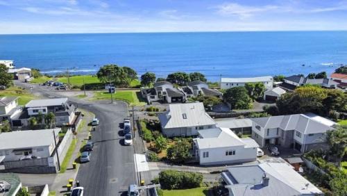 New Plymouth Casa | Charming Cottage - with deck & beach access