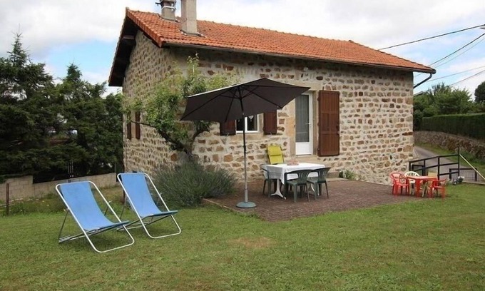 Lantriac Cabaña | Alquiler vacacional acogedor con terraza, juegos para niños y vistas a los montes Mezenc y Meygal