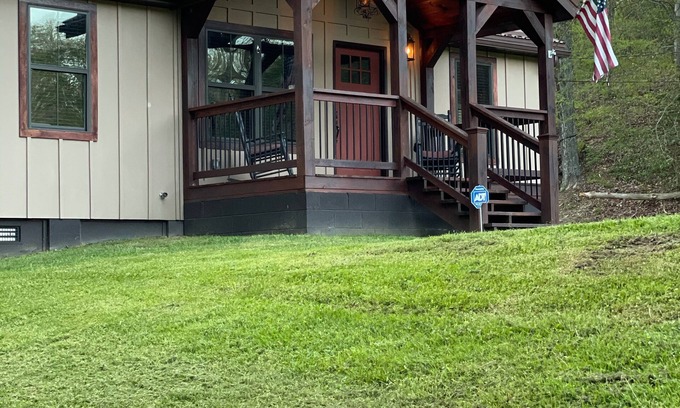 Victor Casa | Encantadora casa de campo con estanque en el corazón de New River Gorge