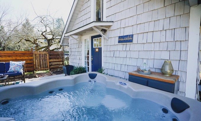 Silverton Cabaña | Charming Cottage with Hot Tub – Minutes from Silver Falls State Park