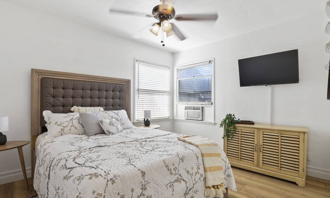 Tulare Cabaña | Charming Cottage with Wi-Fi + Hot Tub
