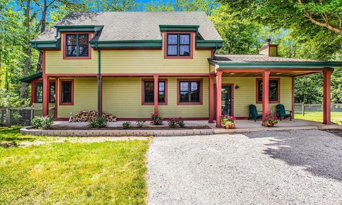 Three Oaks Cabaña | Charming country cottage with screened porch, large yard, fireplace, & WiFi