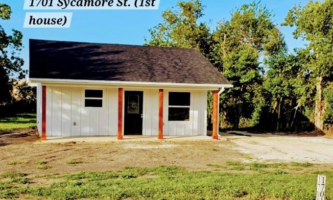 Leon Junction Casa | Charming Country Cottage on 1 acre in the City. 2-bdrm 1 ba