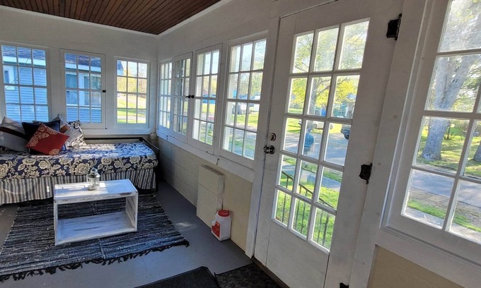 Celoron Casa | Charming Country home near the lake