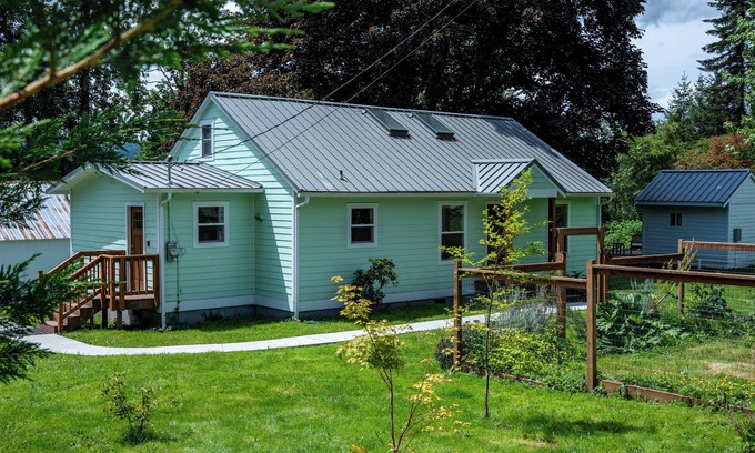 Fall City Casa | Charming Country House in Fall City, Hikers and Bikers Paradise. Pet friendly!