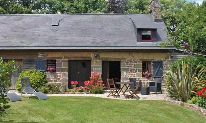 La Colombe Cabaña | Encantador refugio verde con jardín pintoresco, 1 dormitorio, chimenea y todas las comodidades