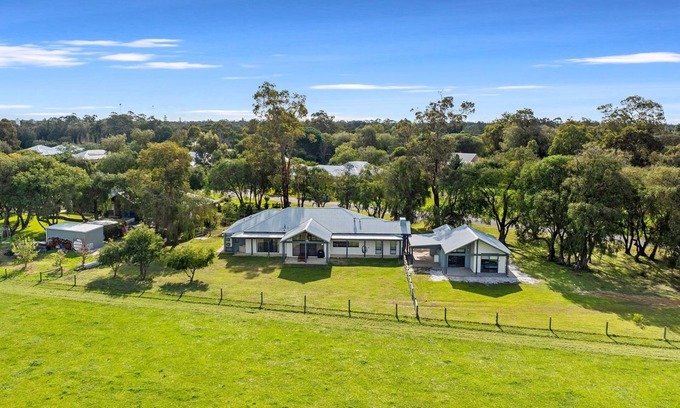 Bovell Casa | Charming Countryside Getaway: Cozy Farm View Retreat in Bovell