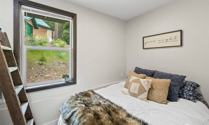 Cle Elum Cabina | Charming cozy 2-bedroom cabin near charming and historic Roslyn with WiFi