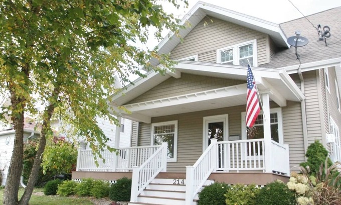 Mount Horeb Casa | Charming cozy 3-bedroom house in marvelous Mount Horeb with AC, WiFi