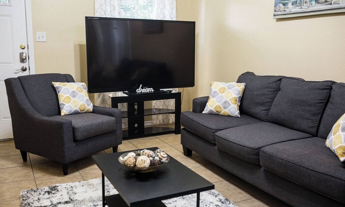 South Arlington Casa | Charming Cozy 3-bedroom 2-bath house near the AT&T Stadium in Arlington