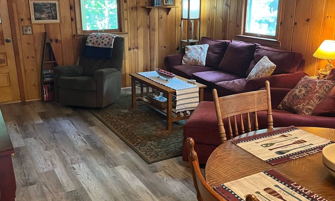 Mayfield Cabaña | Charming Cozy 3-bedroom Canary Cottage overlooking Fife Lake with lake access.