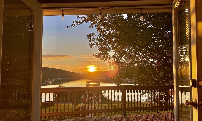 Shawanese Apartamento | Charming & Cozy ~ Breathtaking Lake & Sunset Views