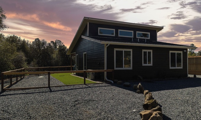 Coarsegold Casa | Charming Cozy Eco Hut - Serene Yosemite Escape - The Black Swan