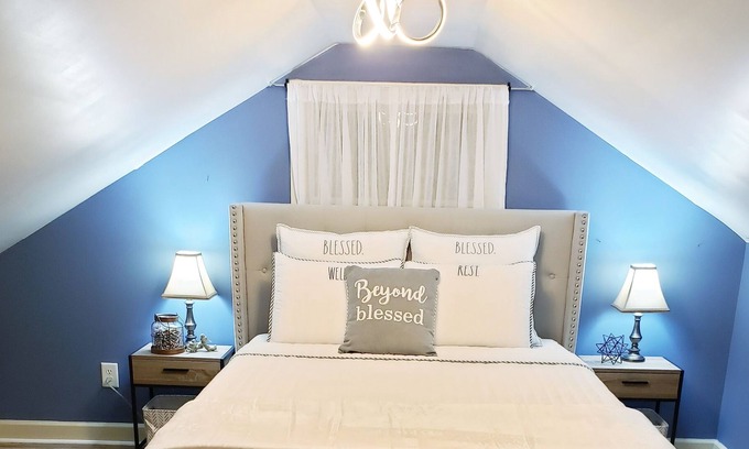 Dallas Casa | Charming, Cozy, & Inviting Farmhouse (Listing is for 3 BR ONLY & NOT full house)