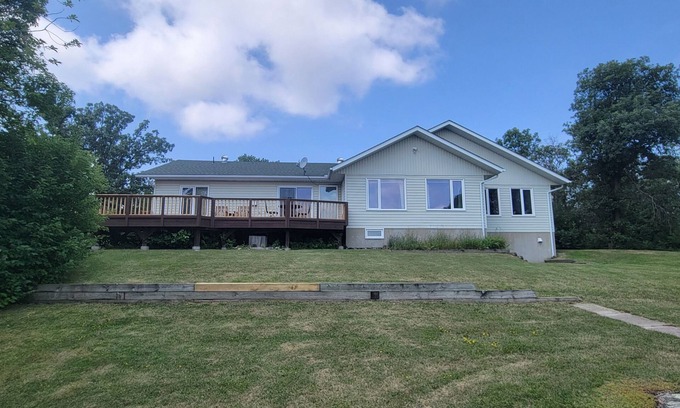 Rainy River District Casa | Charming, cozy, lakefront home in the Canadian woodlands. Natural beauty!