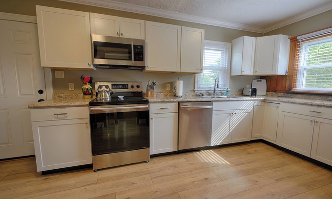 Bristol Casa | Charming & Cozy near King University ~ Queen Beds!
