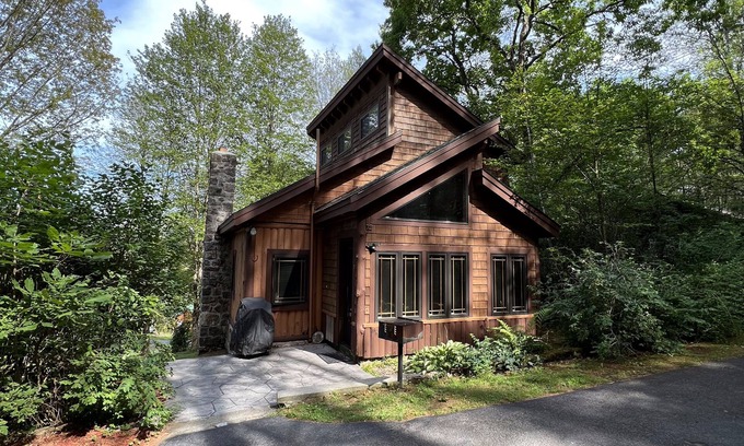 Lake George Cabina | Charming Cozy Rustic Cabin in the Woods