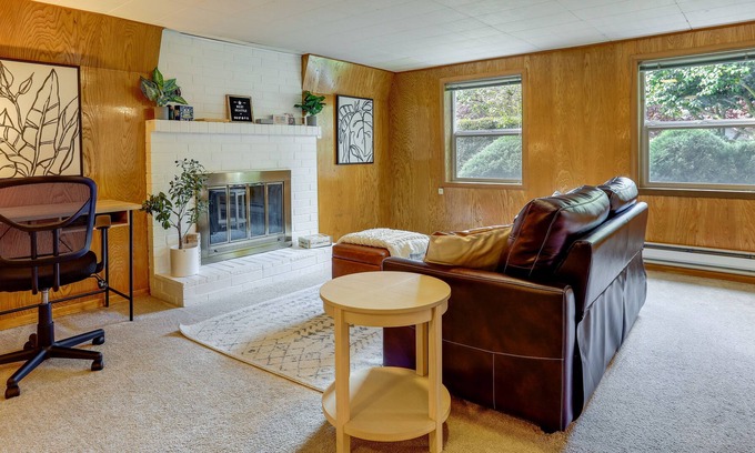 Seaview Apartamento | Charming & Cozy Seattle Apartment w/ Fireplace!