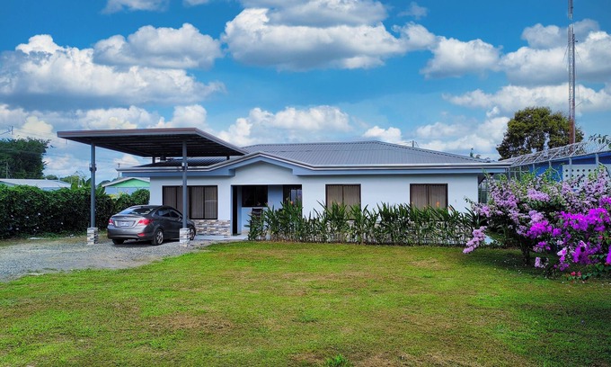 El Tanque Casa | Charming 4-bedroom house with WiFi and AC in lovely Alajuela