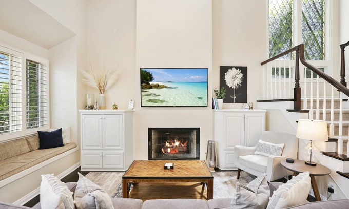 Corona del Mar Casa | Dahlia Cottage con encanto! Paseo en bicicleta de 1/2 milla a la playa / PCH, perros bienvenidos, garaje con estacionamiento, bicicletas gratuitas
