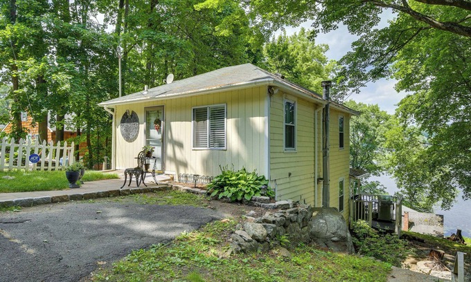 Danbury Casa | Charming Danbury Cottage w/ Lake Kenosia Access!