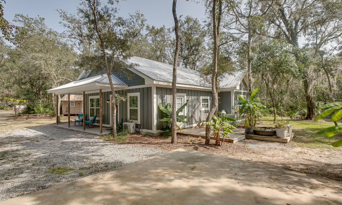 Darien Casa | Charming Darien Hideaway w/ Porch, Near Downtown!