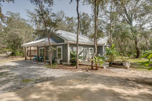 Darien Casa | Charming Darien Hideaway with Porch, Near Downtown!