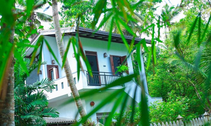 Weligama Cabina | Charming Dark Lodge In River