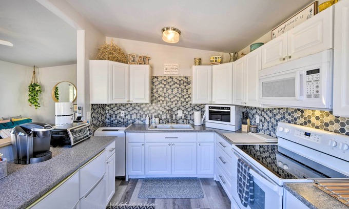 Yucca Valley Cabaña | Charming Desert Cottage: 11 Mi to Joshua Tree