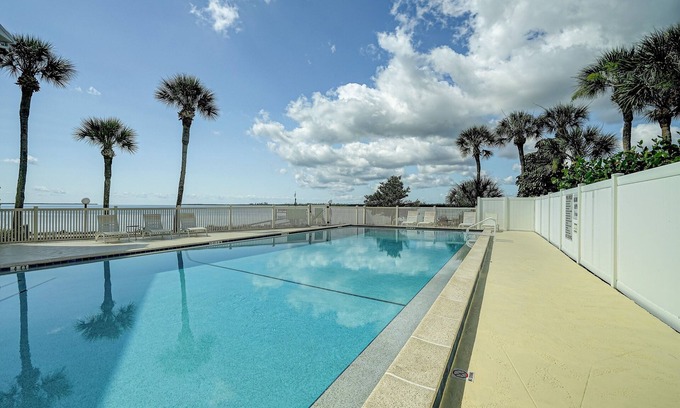 Port Charlotte Condominio | Charming, dog friendly, waterfront condo with shared pool, WiFi, and private W/D