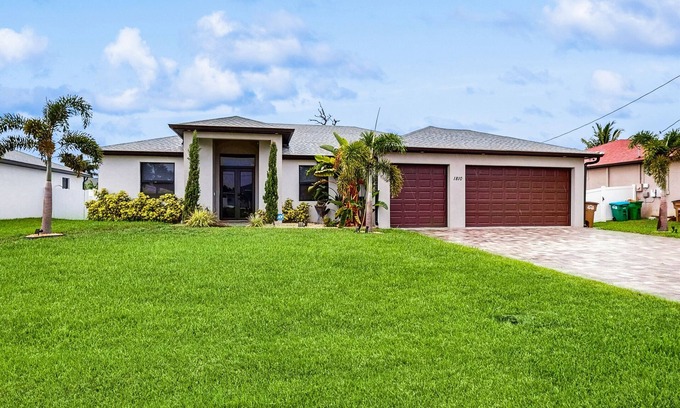 Trafalgar Casa | Charming dog-friendly home with pool, fireplace, fast WiFi, & washer/dryer