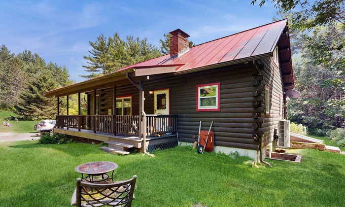 Easton Casa | Charming, dog-friendly cabin with a full kitchen, free WiFi, & private hot tub