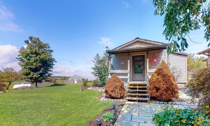 Dundee Casa | Charming dog-friendly home with firepit, kayaks, full kitchen, & washer/dryer