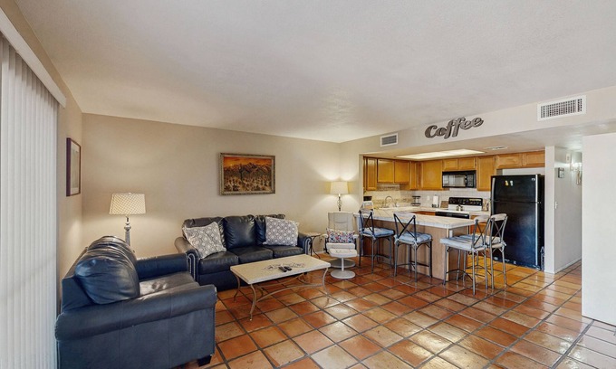 Tucson Casa | Charming Dog Friendly Townhome with Stunning Views, Shared Pool & Hot Tub