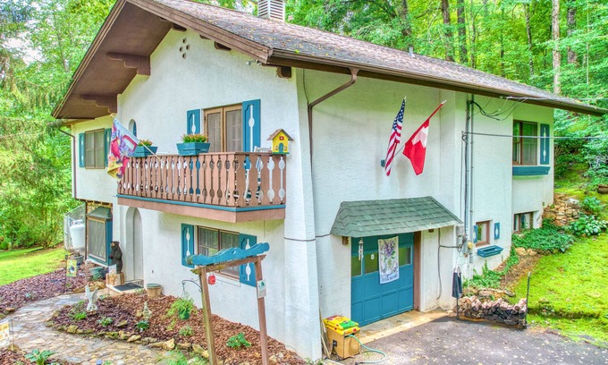 Forest Hills Chalet De Esquí | Charming dog-friendly chalet with fireplace, pool table, balcony, & washer/dryer