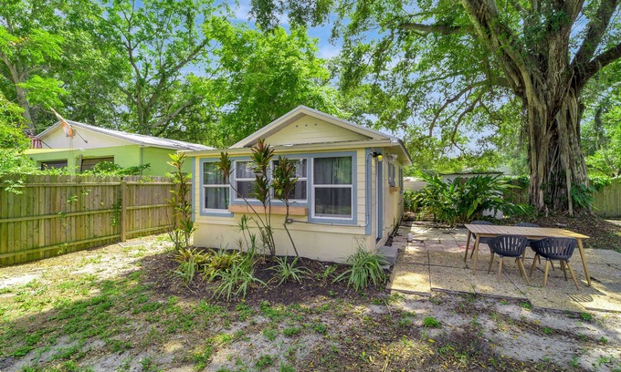 Bayou Oaks Apartamento | Charming, dog-friendly cabana in great location with WiFi & large yard