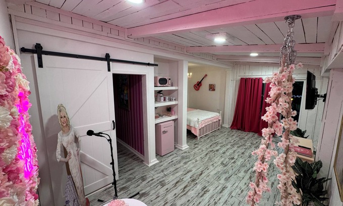 Lebanon Apartamento | Charming Dolly Themed Studio on beautiful 40 Acres in Lebanon TN near Nashville