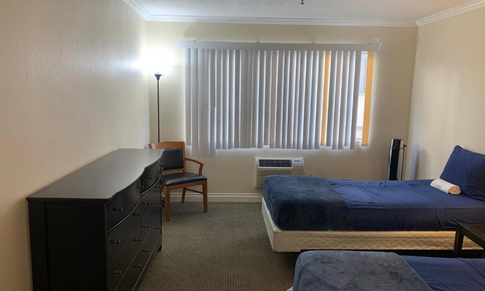 Pico - Robertson Hotel | Charming Double Bed Hotel Style (A10)