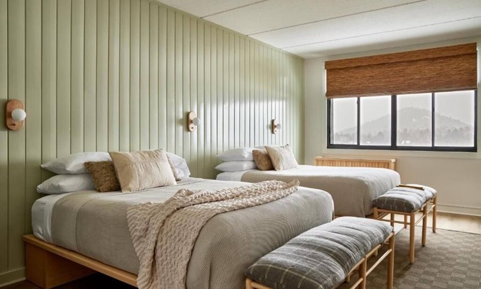 Lake Placid Hotel | Charming Double Queen Room l Bluebird Lake Placid
