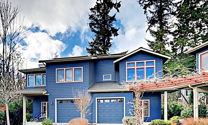 Bainbridge Island Casa | Charming downtown townhouse with fireplace & patio - walk to farmers' market