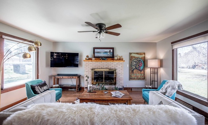 Ennis Cabaña | Charming Downtown Ennis Executive Home!