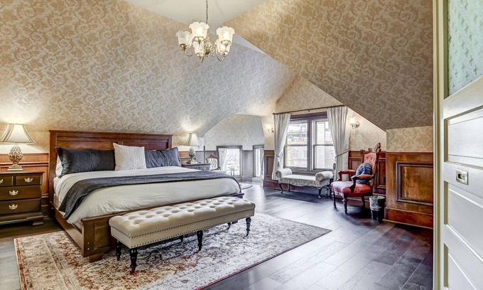 Springfield Casa | Charming Downtown Stay | Victorian Beauty & Modern Comfort