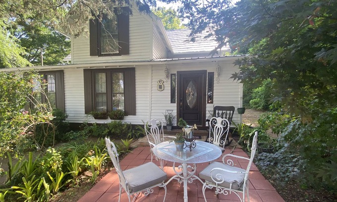 Rutherfordton Casa | CHARMING DOWNTOWN HISTORIC HOME IN THE HEART Of IT ALL!!