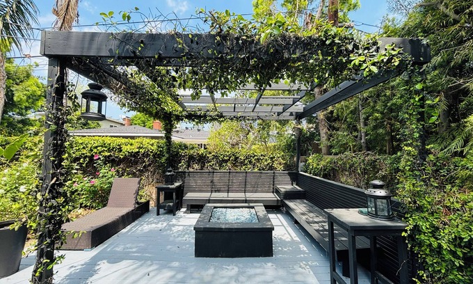 Sherman Oaks Apartamento | Charming Duplex Home