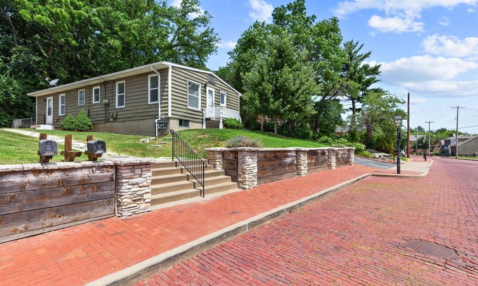 St. Charles Apartamento | Charming Duplex on Main