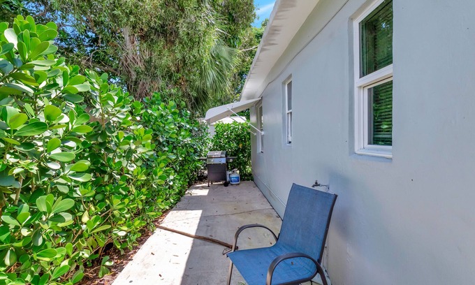 Delray Beach Cabaña | Charming East Delray Cottage, pets welcome