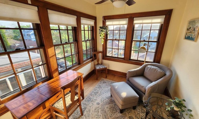 Downer Woods Apartamento | Charming Eastside duplex apartment with balcony bordering UWM