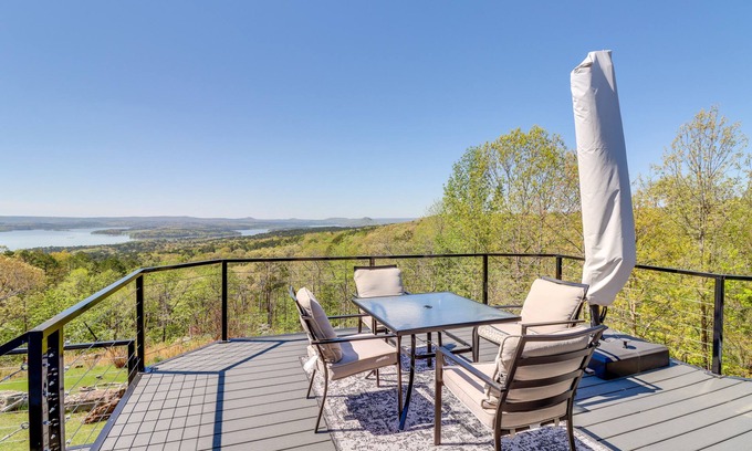 Edgemont Casa | Charming Edgemont Home w/ Deck & Lake Views!
