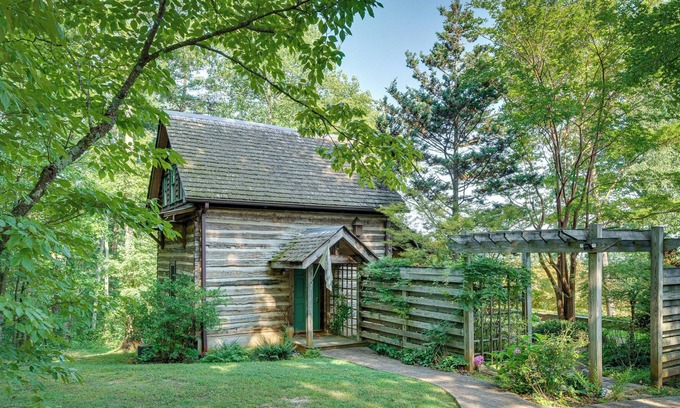 Bostic Cabina | Charming Ellenboro Cabin on 12 Acres w/ Courtyard!