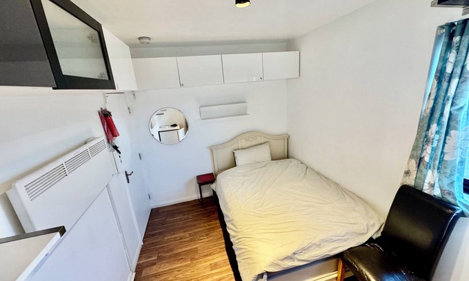 Valence Casa | Charming En-suite bedroom in peaceful House Dagenham with WiFi